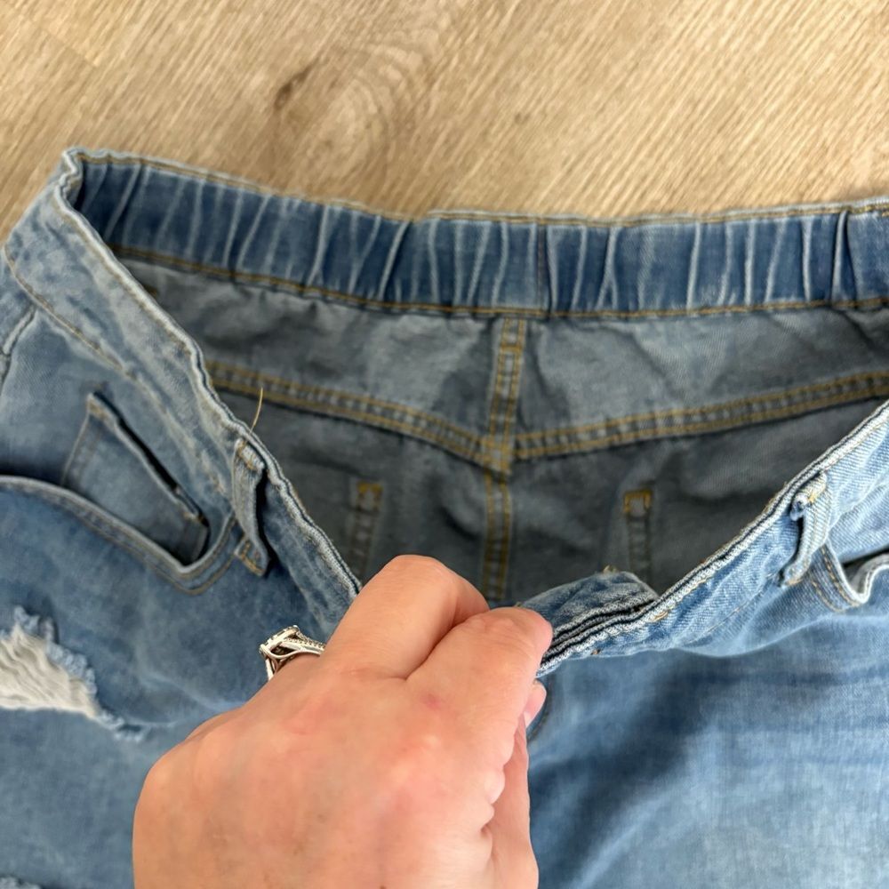 Shein Distressed Jeans L2 - Picture 2 of 5